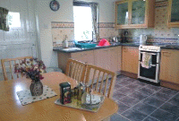 Wohnzimmer mit offenem Kamin
