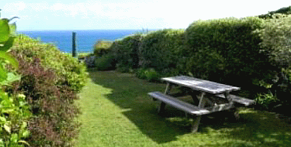 Blick vom Garten auf das Meer